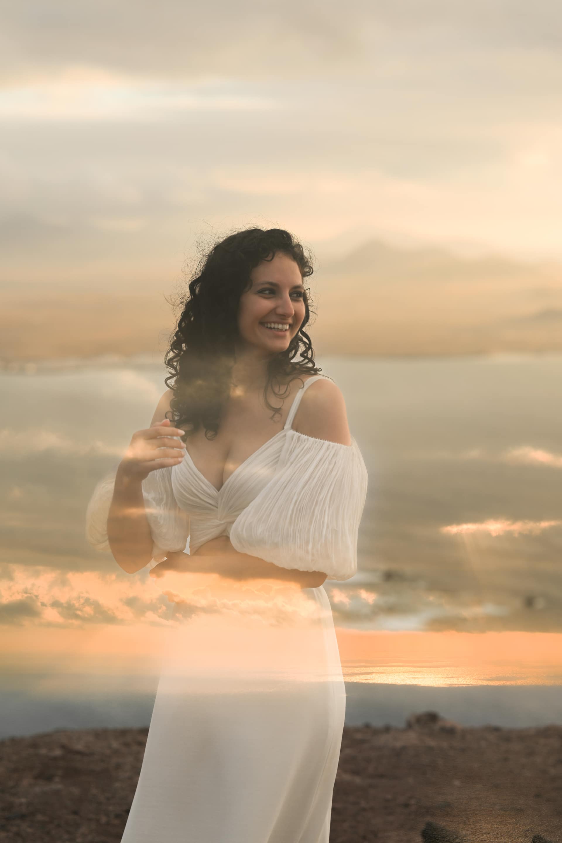 PODER PARA TI est un ensemble de mariée moderne et sexy, composé d'un bustier de mariée drapé de mousseline de soie plissée et d'une jupe de mariée fluide en crêpe de soie. Les manches bouffantes de cet ensemble de mariage sont amovibles.