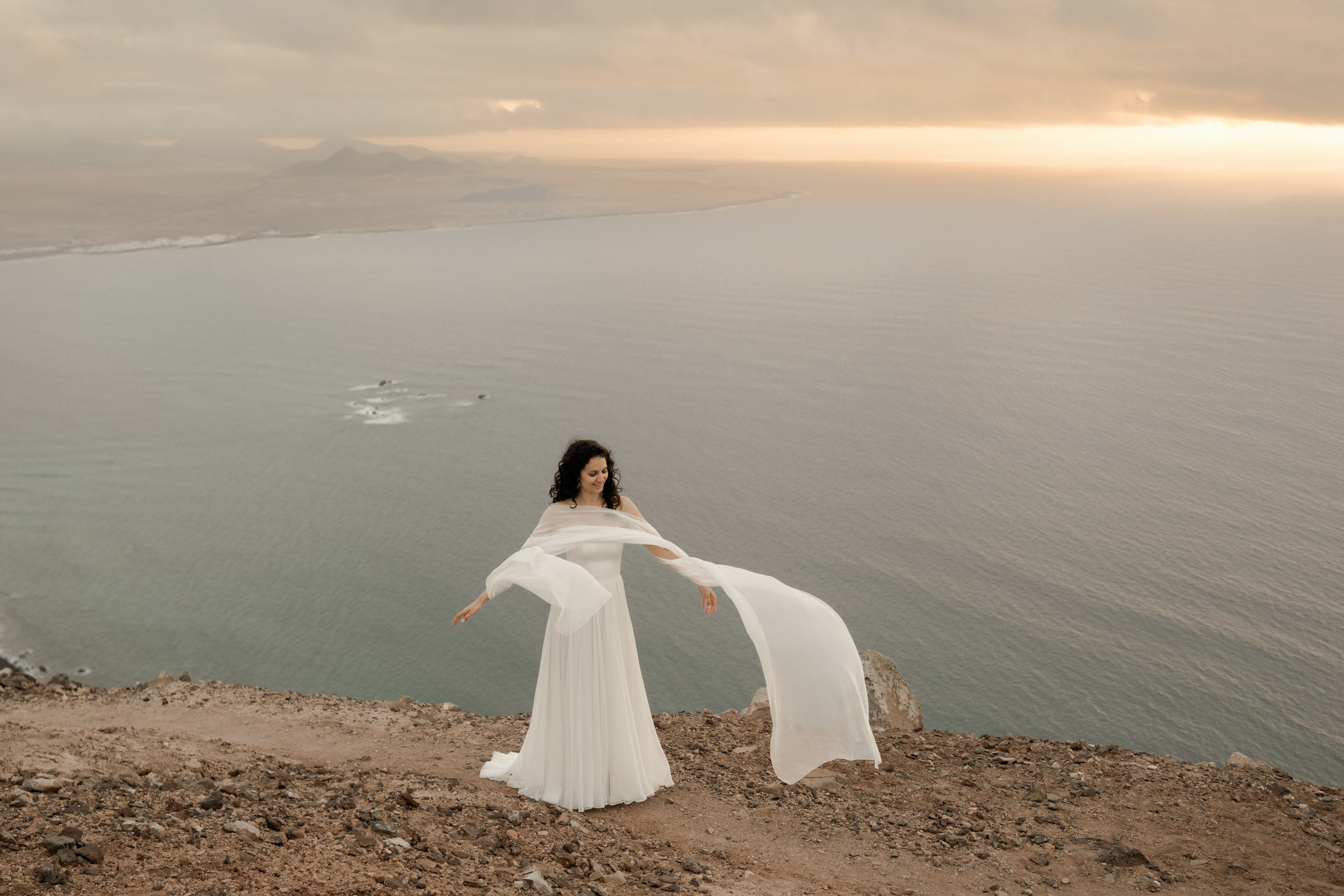 PREFERENCIA est une robe de mariée couture, réalisée en crêpe de soie et 15 mètres de mousseline de soie ;-) C'est aussi une robe de mariée minimaliste pour un mariage moderne et chic. Son étole de mariée en mousseline de soie vous couvrira pour la cérémonie avec beaucoup de poésie.