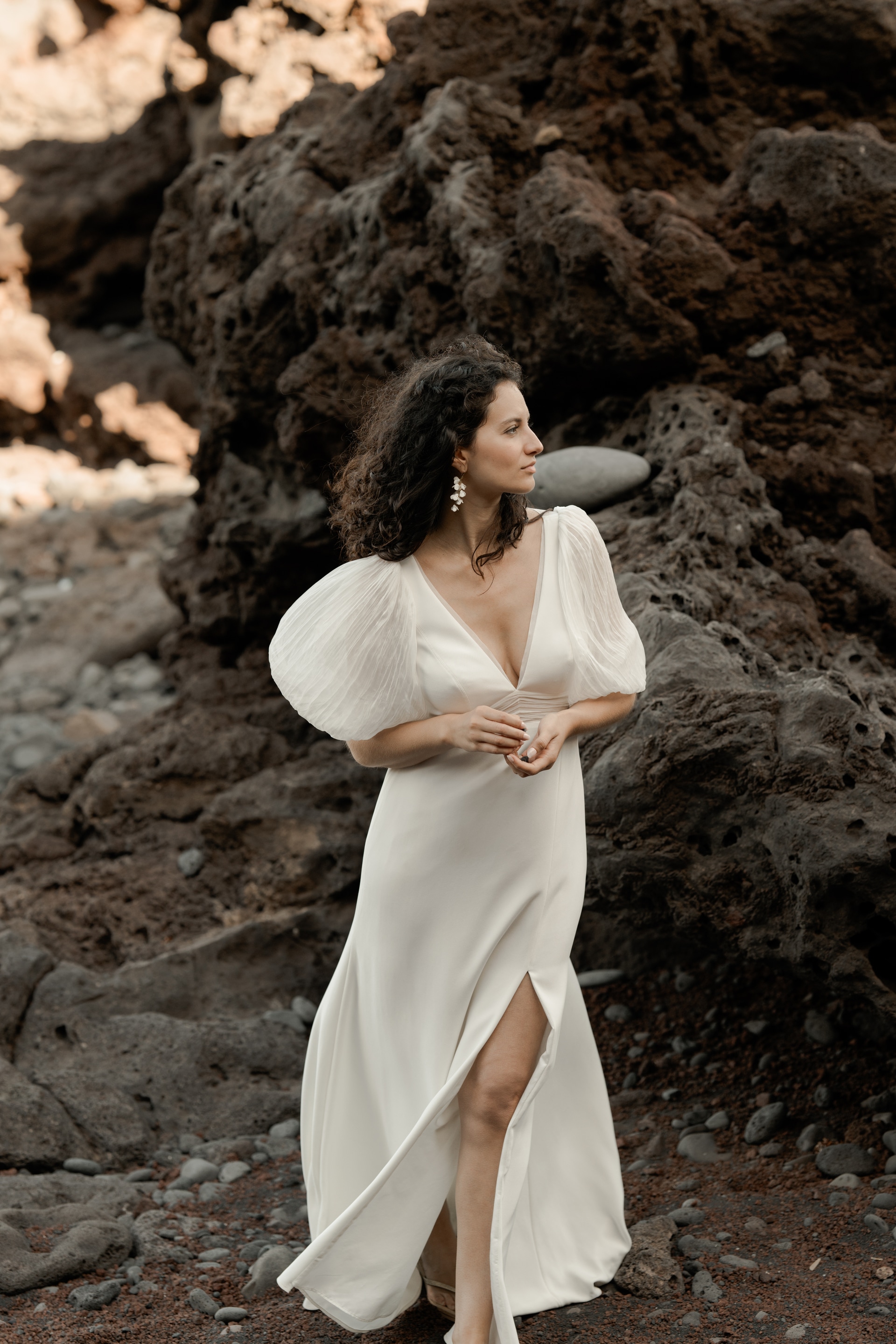 PODEROSA est une robe de mariée moderne. Ses manches bouffantes et sa taille transparente sont en mousseline plissée. Bijoux @anthemis.paris