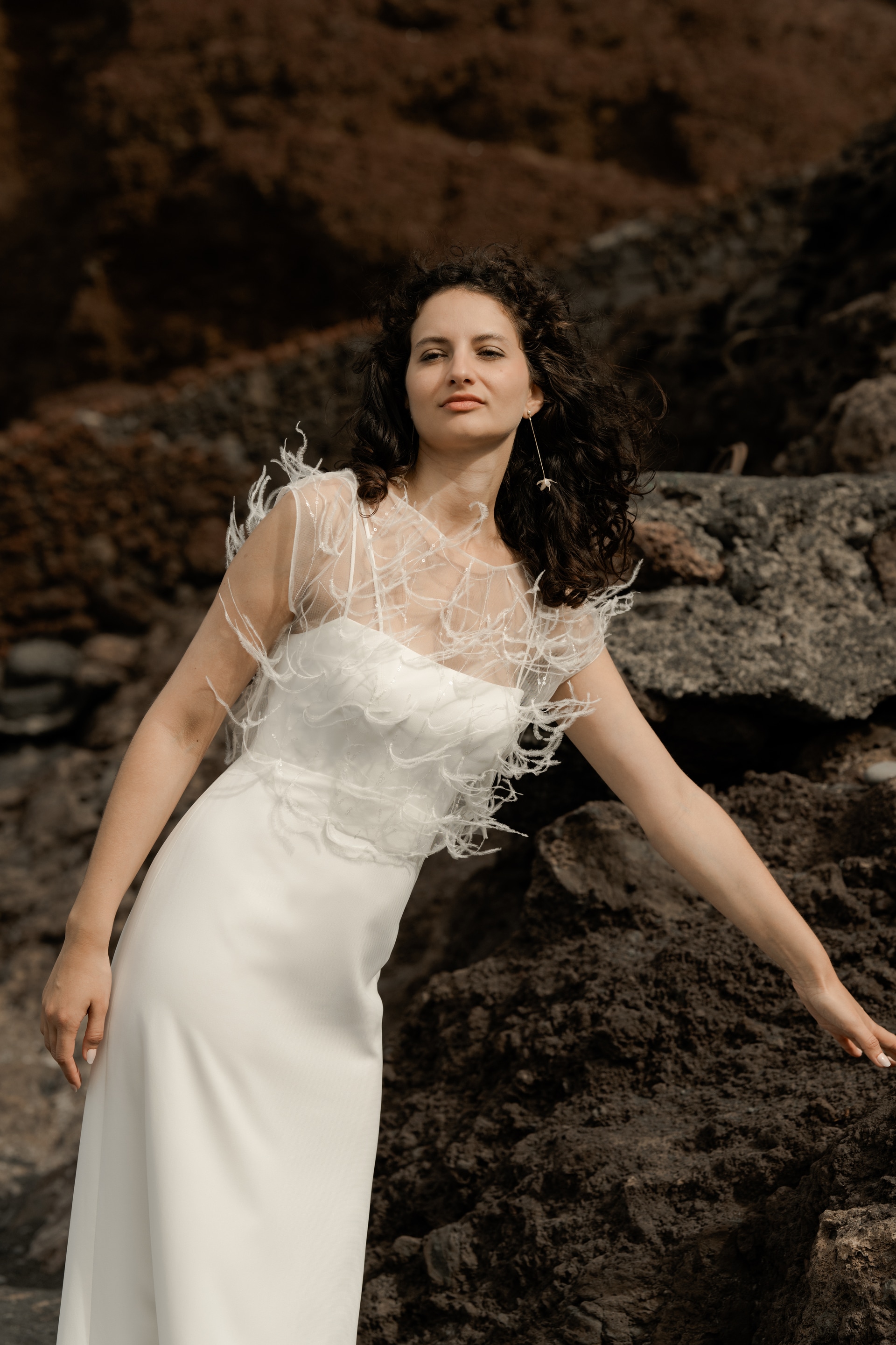 Passion est une robe de mariée minimaliste en crêpe eco-friendly avec de fines bretelles et une fente sur le côté. Son dos-nu original en fait une robe de mariée moderne. Cette robe de mariée simple pourra être portée avec PROSPER notre petit top de mariage transparent en broderie de perles ou en broderie de plumes. Bijoux @anthemis.paris