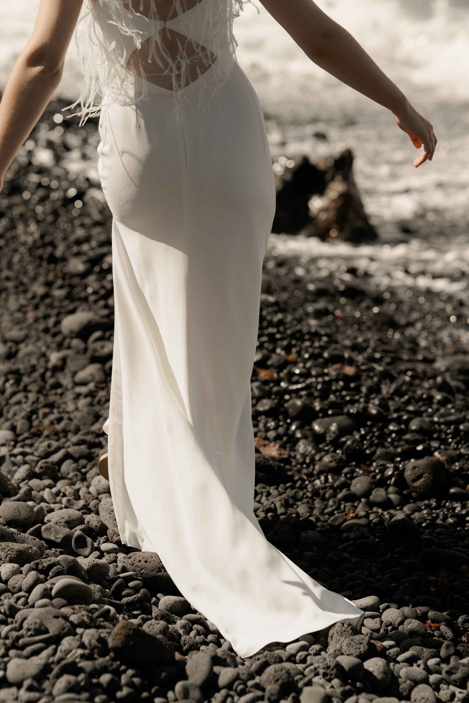 Passion est une robe de mariée minimaliste en crêpe eco-friendly avec de fines bretelles et une fente sur le côté. Son dos-nu original en fait une robe de mariée moderne. Cette robe de mariée simple pourra être portée avec PROSPER notre petit top de mariage transparent en broderie de perles ou en broderie de plumes. Bijoux @anthemis.paris