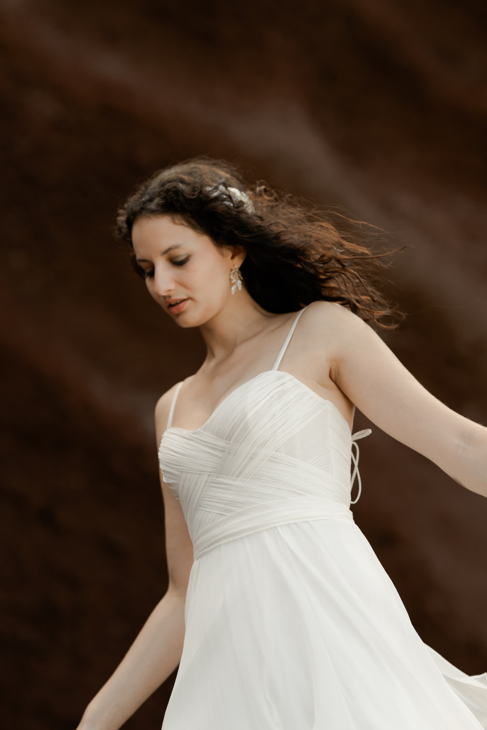 « PREMIUM » est une robe de mariée couture en mousseline de soie avec un drapé en mousseline de soie. Son bustier de mariée peut se porter avec ou sans bretelles. Et son drapé pourra s’adapter à tous les décolletés pour votre robe de mariée sur mesure. Bijoux @anthemis.paris