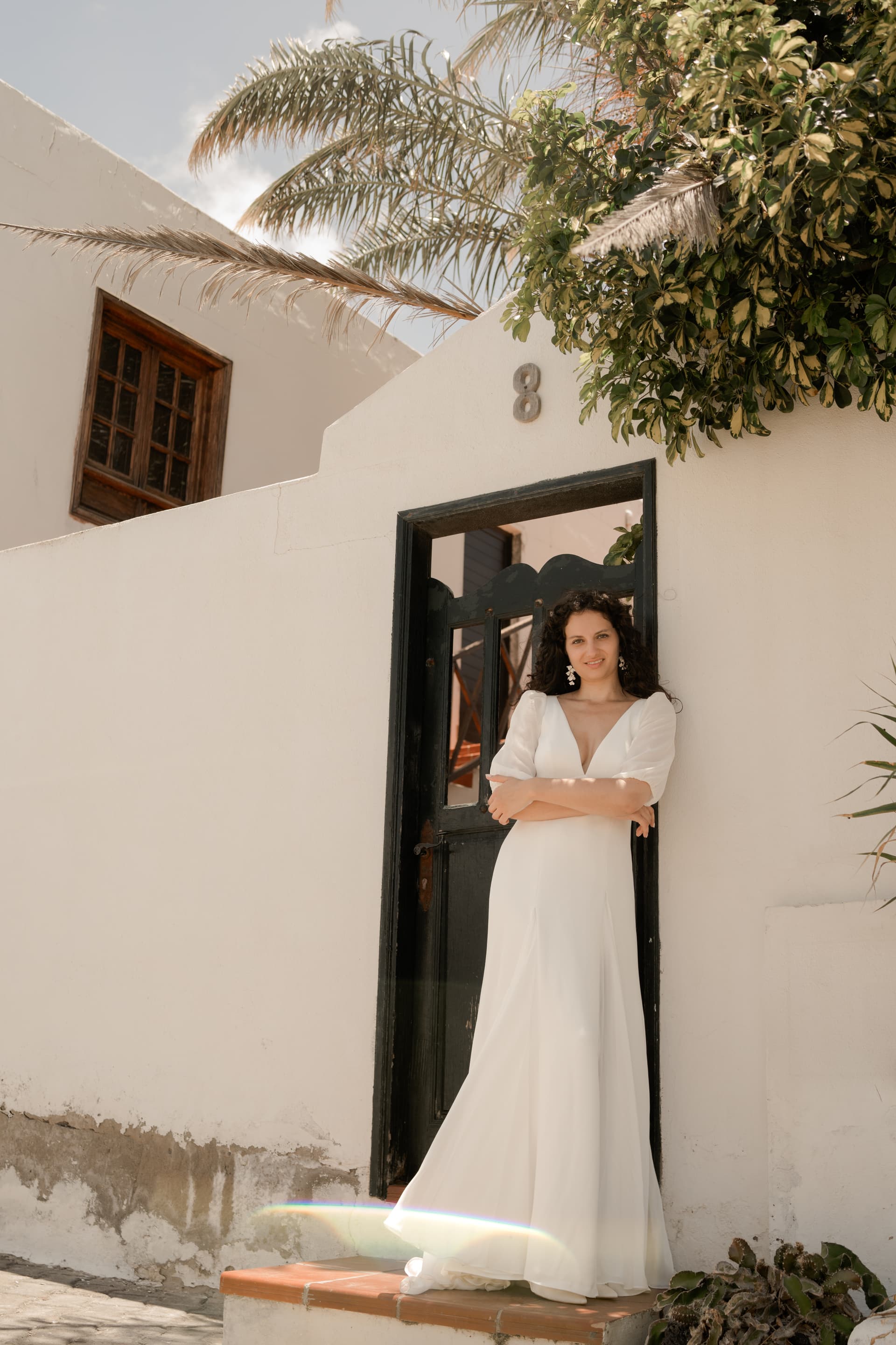 PAIX est une robe de mariée épurée en crêpe de soie et mousseline de soie. Son élégance conviendra parfaitement pour mariage cool et chic. C’est une robe de mariée fluide et légère. Elle se compose d’une jupe évasée par des incrustations de mousseline de soie et d’un dos nu de mariée délicat, pour une robe de mariée sobre et élégante. Bijoux @anthemis.paris