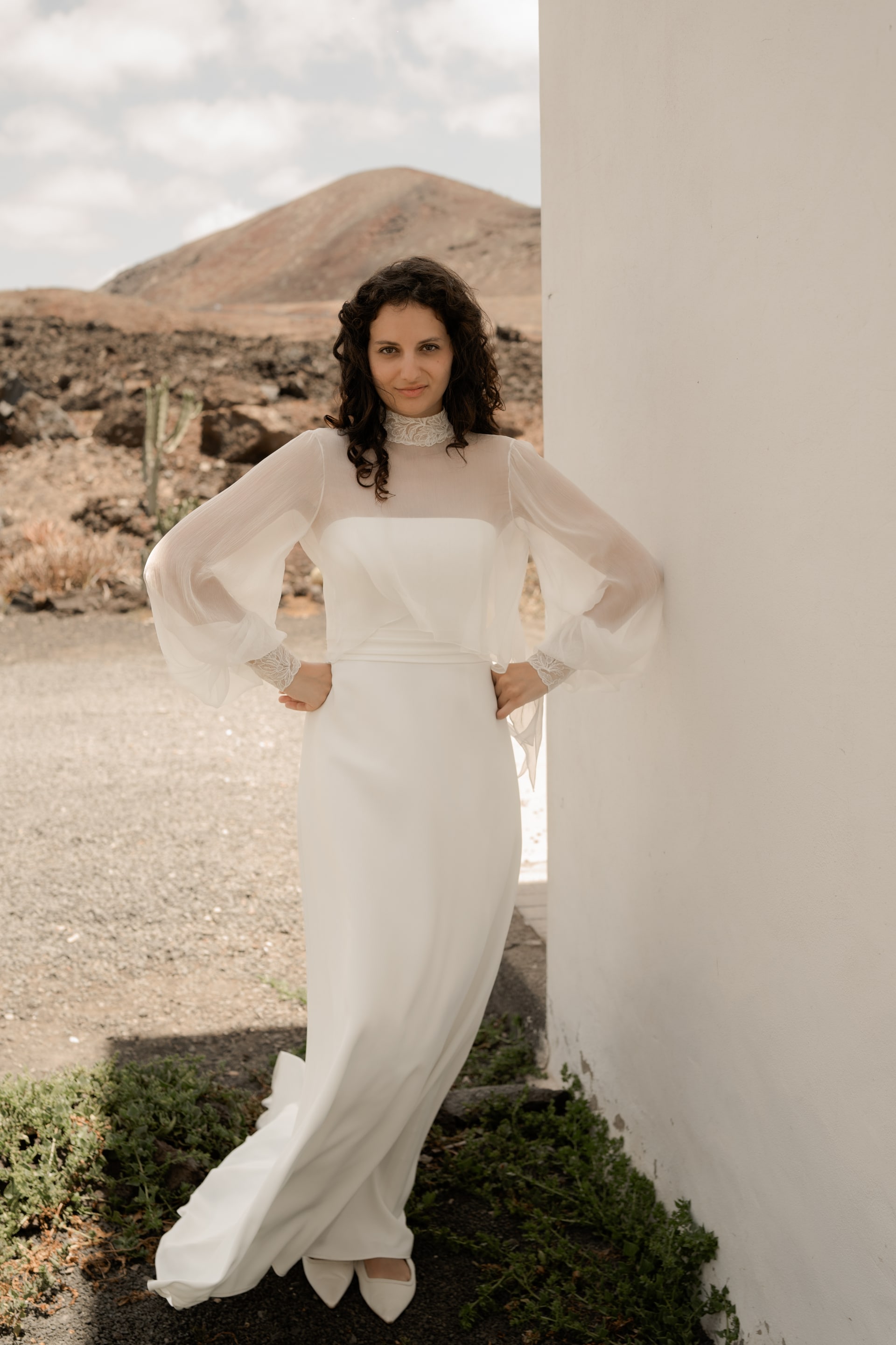 « PREMIUM » est une robe de mariée couture en mousseline de soie avec un drapé en mousseline de soie. Son bustier de mariée peut se porter avec ou sans bretelles. Et son drapé pourra s’adapter à tous les décolletés pour votre robe de mariée sur mesure. Bijoux @anthemis.paris
