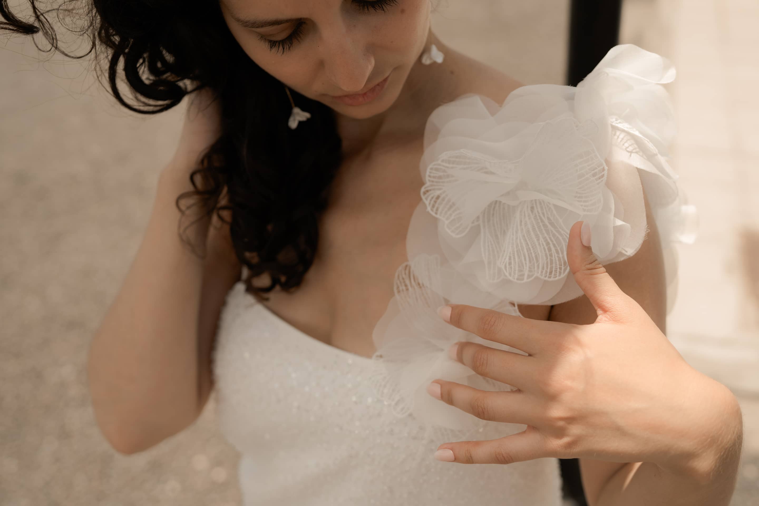 PEARLS est une robe de mariée courte en crêpe et broderie de perles, ornée de grosses fleurs sur l’épaule. Elle sera parfaite comme tenue de mariée civile ou pour un mariage simple. Bijoux @anthemis.paris