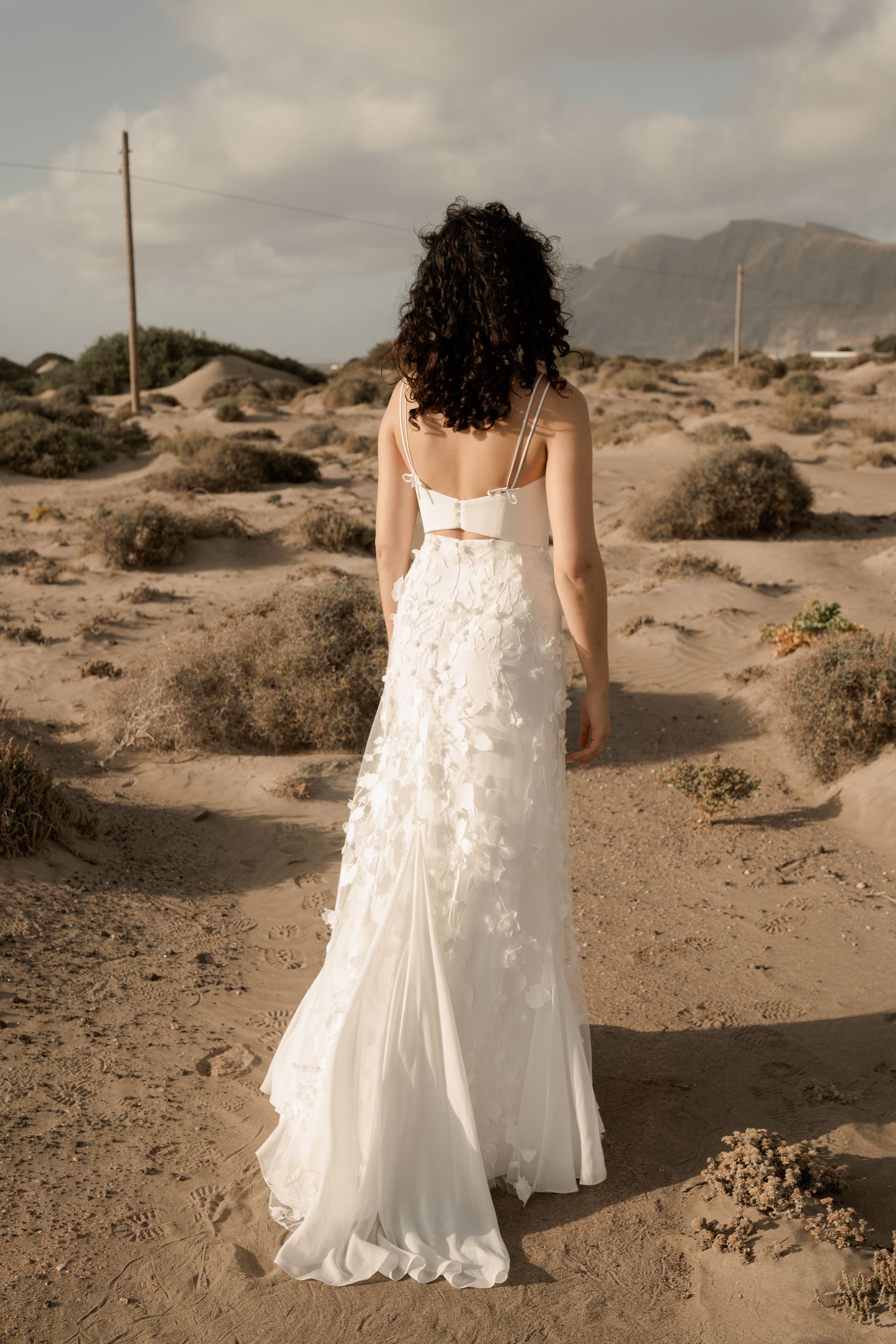 L’ensemble de mariée Pistil et Pollen se compose d’une jupe de mariée en tulle brodé de fleurs et d’un bustier de mariée en crêpe. C’est une tenue de mariée moderne pour un mariage bohème, cool et chic. Bijoux @anthemis.paris