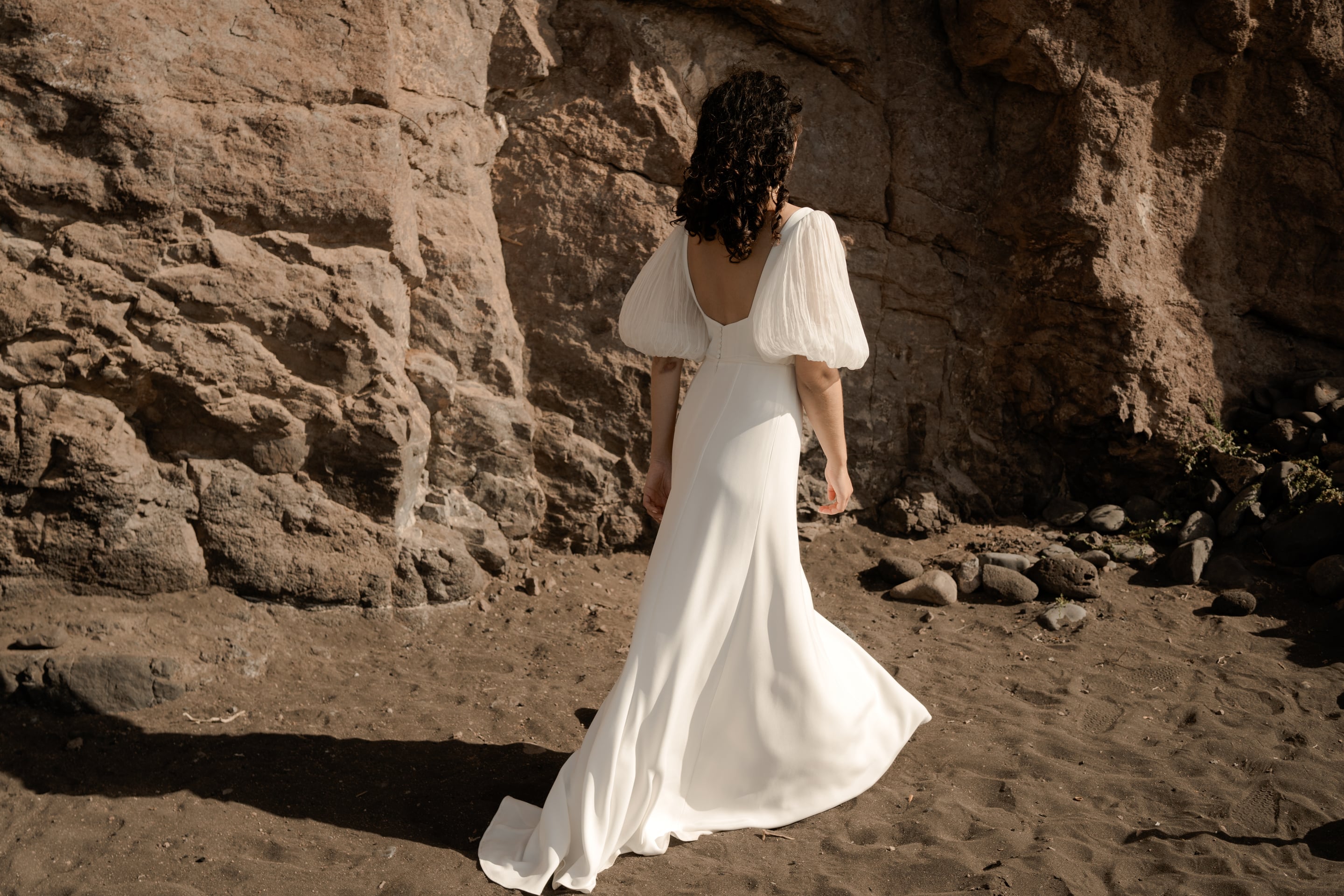 POWERFUL est une robe de mariée chic en crêpe de soie avec des manches bouffantes en mousseline de soie plissée. Son décolleté carré conviendra parfaitement aux filles qui cherchent une robe de mariée pour forte poitrine.