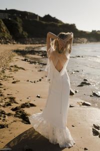 I LOVE YOU Robe de mariée décolleté V dos en crêpe avec volant d'organza