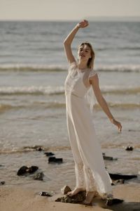 I LOVE YOU Robe de mariée boho simple en crêpe fines bretelles sur-gilet