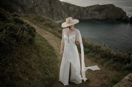 I MISS YOU Une robe de mariée bohème chic en dentelle de Calais et mousseline de soie, manches ¾ et fendue.