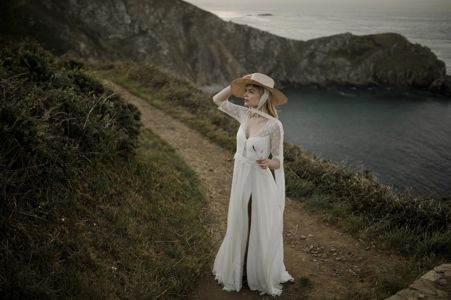 I MISS YOU Une robe de mariée bohème chic en dentelle de Calais et mousseline de soie, manches ¾ et fendue.