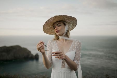 I MISS YOU Une robe de mariée bohème chic en dentelle de Calais et mousseline de soie, manches ¾ et fendue.