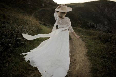 I MISS YOU Une robe de mariée bohème chic en dentelle de Calais et mousseline de soie, manches ¾ et fendue.