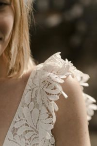 IBIZA Robe de mariée bohème chic en guipure et mousseline de soie. Grand décolleté dos trapèze avec 2 grands pans de mousseline. Volants sur les épaules ou pas ;-))