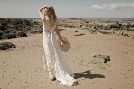 ICONE Robe de mariée bohème chic et cool en dentelle anglaise XXL sur mousseline de soie, légère et sexy.