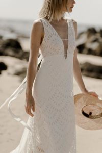 ICONE Robe de mariée bohème chic et cool en dentelle anglaise XXL sur mousseline de soie, légère et sexy.