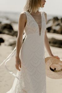 ICONE Robe de mariée de créatrice bohème simple décolleté plongeant