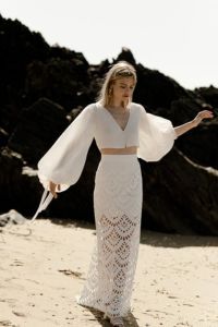 IMPRESS ME JOHN Robe de mariée bohème chic et moderne composée d’une jupe IMPRESS ME en dentelle anglaise XXL et d’une blouse JOHN en organza de soie.