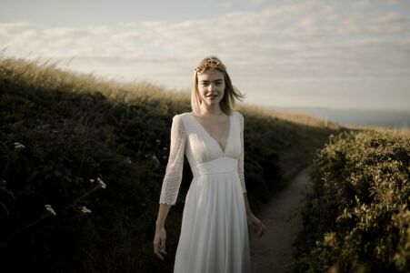 IPHIGENIE Robe de mariée dentelle manches longues décolleté V