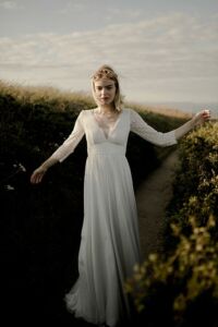 IPHIGENIE Robe de mariée simple chic en dentelle de Calais
