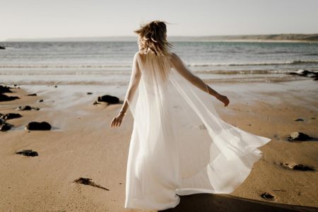 IDYLLE Robe de mariée de créatrice avec cape maxi-longue en tulle transparent