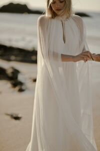 IDYLLE Robe de mariée de créatrice simple bohème et cape en tulle