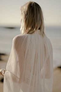 IDYLLE Robe de mariée bohème chic, en crêpe et fine dentelle anglaise de coton, fendue et dos nu et JACK grande cape de mariée en tulle plissé.