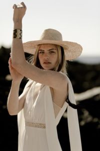 JALOUSE Robe de mariée bohème chic en crêpe soulignée d’une taille transparente brodée de guipure, avec ou sans grands pans sur les épaules.