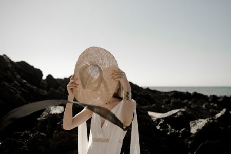 JALOUSE Robe de mariée bohème chic en crêpe soulignée d’une taille transparente brodée de guipure, avec ou sans grands pans sur les épaules.