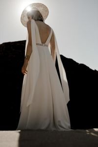 JALOUSE Robe de mariée bohème chic en crêpe soulignée d’une taille transparente brodée de guipure, avec ou sans grands pans sur les épaules.