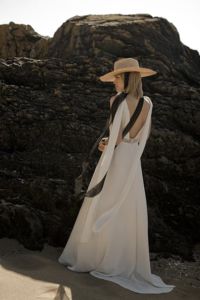 JALOUSE Robe de mariée bohème chic en crêpe soulignée d’une taille transparente brodée de guipure, avec ou sans grands pans sur les épaules.