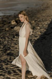 Jewellery Robe de mariée bohème longue manches courtes fendue Amarildine