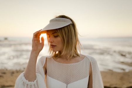 JUNE GILET JULES JUNE, une robe de mariée bohème chic et moderne, en dentelle de Calais plumetis et plissé fendue sur le côté, très sexy. Le gilet JULES est une étole à manches gonflantes en laines et mohair.