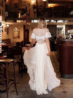 Ice dream : Robe de mariée bohème, en dentelle plumetis, crêpe et mousseline de soie. Petites manches froncées et fente sur le devant - BO @maisonsabben