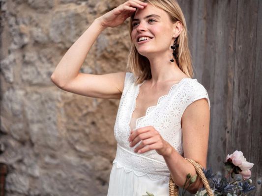 Intime : Robe de mariée bohème, en fine dentelle anglaise et mousseline de soie vaporeuse. Grand décolleté V dos et devant - BO Amarildine
