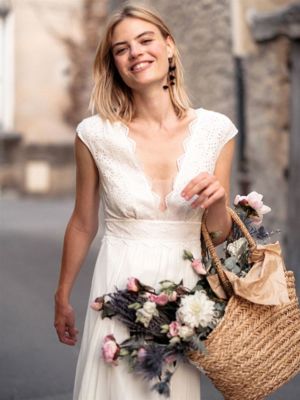 Intime : Robe de mariée bohème, en fine dentelle anglaise et mousseline de soie vaporeuse. Grand décolleté V dos et devant - BO Amarildine