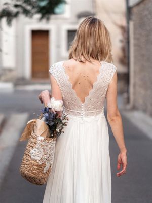 Intime : Robe de mariée bohème, en fine dentelle anglaise et mousseline de soie vaporeuse. Grand décolleté V dos et devant - BO Amarildine