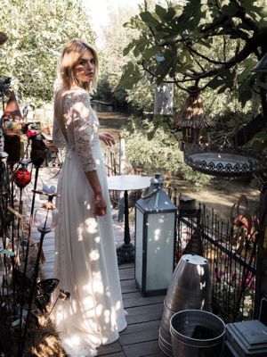 Isidaura : Robe de mariée bohème en guipure fleurie, finement doublée, manches ¾, grand décolleté dos accompagné d’une traine généreuse en guipure - Photos prises chez www.coteparc.com - BO @maisonsabben