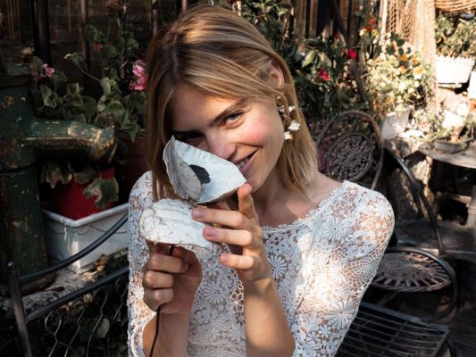 Isidaura : Robe de mariée bohème en guipure fleurie, finement doublée, manches ¾, grand décolleté dos accompagné d’une traine généreuse en guipure - Photos prises chez www.coteparc.com - BO @maisonsabben