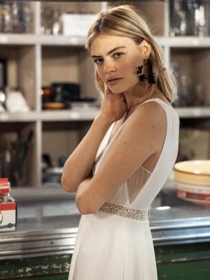 Jalouse : Robe de mariée bohème en crêpe fluide incrustée d’une ceinture brodée - Photos prises chez www.coteparc.com - BO Amarildine