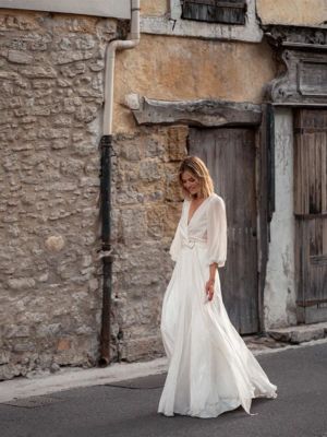 Jammy : Robe de mariée bohème, jupe et cache cœur en mousseline de soie, nouée sur une boucle brodée de perles - BO Amarildine