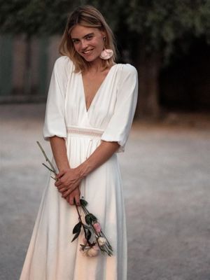 Joie : Robe de mariée bohème, en crêpe de soie incrusté d’une ceinture brodées et d’un dos en dentelle plumetis - BO Amarildine