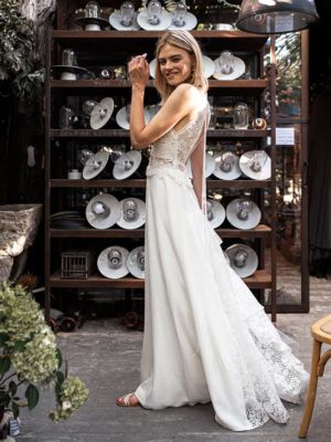 Jour J : Robe de mariée bohème en guipure fleurie, finement doublée, emmanchures américaine, grand décolleté dos sur une traine généreuse en guipure- Photos prises chez www.coteparc.com - BO @maisonsabben