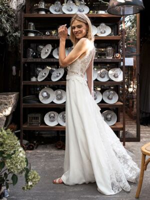 JOUR J Robe de mariée bohème moderne en guipure fleurie