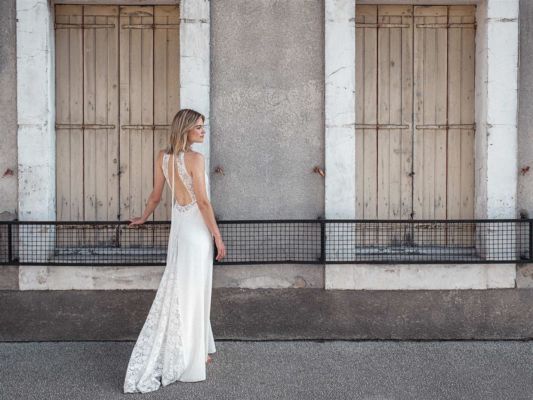 Jour J : Robe de mariée bohème en guipure fleurie, finement doublée, emmanchures américaine, grand décolleté dos sur une traine généreuse en guipure- Photos prises chez www.coteparc.com - BO @maisonsabben