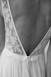 HAPPY DAY Robe de mariée décolleté plongeant dos dentelle de Calais