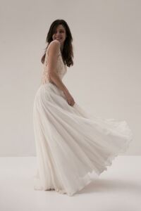 HAPPYNESS Robe de mariée fluide en dentelle de Calais nude