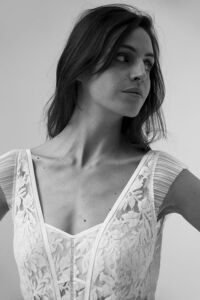 HAPPYNESS Robe de mariée empiècement bustier dentelle de Calais plissé épaules