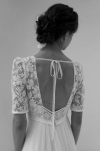 HELENA : Une robe de mariée empire revisitée par la modernité d’une jupe en tulle plissé sur un buste graphique en Dentelle de Calais-Caudry.