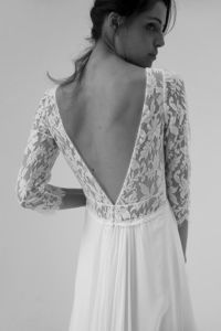 HELOÏSE : Bulle de douceur d’un buste décolleté bateau tout en Dentelle de Calais-Caudry. Sensualité d’un grand décolleté V dans le dos et de manches 3/4. Une robe de mariée bohème chic.